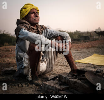 PUSHKAR, INDIEN - ca. November 2018: kameltreiber am frühen Morgen in der Pushkar Kamel Messe. Es ist einer der größten Kamel der Welt messen. Neben fr Stockfoto