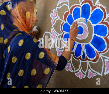 PUSHKAR, INDIEN - ca. November 2018: Indische Frau Malerei indischen Designs bei einem Wettbewerb in der Pushkar Camel Fair. Es ist eines der weltweit größten Stockfoto