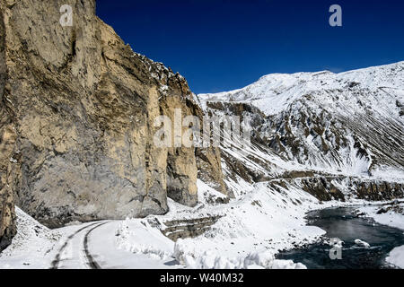 Winter mit Schnee schöne & Lonely Planet in Spiti Valley, Himachal Pradesh, Indien - die gefährlichsten Straßen der Welt, eisigen glatten Straßen Stockfoto