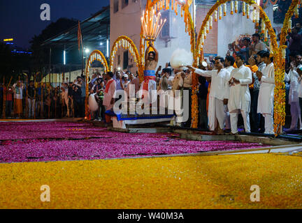 PUSHKAR, INDIEN - ca. November 2018: Aarti ceremomy in Pushkar während der Kamel Messe. Es ist einer der größten Kamel der Welt messen. Abgesehen von der Bu Stockfoto