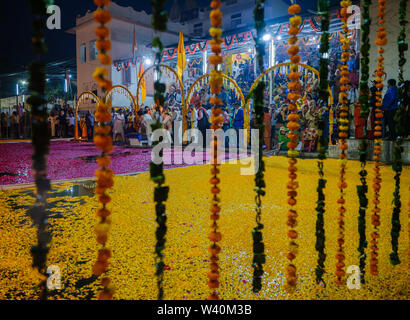 PUSHKAR, INDIEN - ca. November 2018: Aarti ceremomy in Pushkar während der Kamel Messe. Es ist einer der größten Kamel der Welt messen. Abgesehen von der Bu Stockfoto