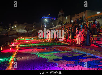 PUSHKAR, INDIEN - ca. November 2018: Frau wandern in den Pushkar Ghats während der Eröffnungsfeier der Camel Fair. Es ist eines der weltweit Lar Stockfoto