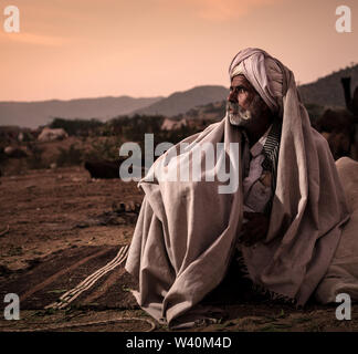 PUSHKAR, INDIEN - ca. November 2018: kameltreiber am frühen Morgen in der Pushkar Kamel Messe. Es ist einer der größten Kamel der Welt messen. Neben fr Stockfoto