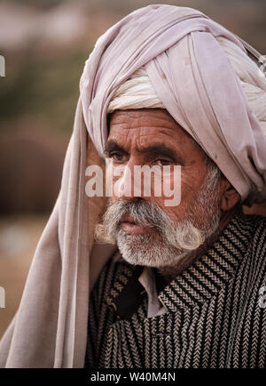 PUSHKAR, INDIEN - ca. November 2018: kameltreiber am frühen Morgen in der Pushkar Kamel Messe. Es ist einer der größten Kamel der Welt messen. Neben fr Stockfoto