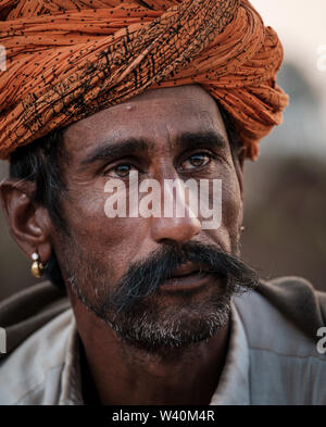 PUSHKAR, INDIEN - ca. November 2018: kameltreiber am frühen Morgen in der Pushkar Kamel Messe. Es ist einer der größten Kamel der Welt messen. Neben fr Stockfoto