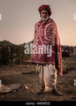 PUSHKAR, INDIEN - ca. November 2018: kameltreiber am frühen Morgen in der Pushkar Kamel Messe. Es ist einer der größten Kamel der Welt messen. Neben fr Stockfoto