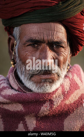 PUSHKAR, INDIEN - ca. November 2018: kameltreiber am frühen Morgen in der Pushkar Kamel Messe. Es ist einer der größten Kamel der Welt messen. Neben fr Stockfoto