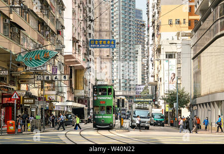 Wan Chai, Hong Kong-March 16, 2018: Hong Kong Straßenbahnen oder Ding Ding. Die Straßenbahn ist eine der frühesten öffentlichen Verkehr, in 1904 eröffnet. Sehr Stockfoto