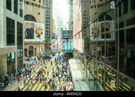 Central, Hong Kong-March 16, 2019: Fußgänger und Menschenmassen Kreuz wandern im geschäftigen Central District, Hong Kong Island. Stockfoto