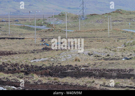 Torf in Irland mit ein Mann stand schneiden Torf sods in einem Torf in einem ländlichen Teil von Irland in der Nähe von Delphi in der Grafschaft Galway bog bog. Stockfoto