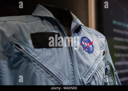 Neil Armstrongs "Short-Fat Flight Suit" auf dem Display während der 'Ziel Mond' Ausstellung im Museum in Seattle, Washington am 18. Juli 2019. Die Ausstellung, die in Zusammenarbeit mit dem Smithsonian Institution vorgestellt, feiert die Apollo-11-Mission während der 50. Jahrestag der Mondlandung. Stockfoto