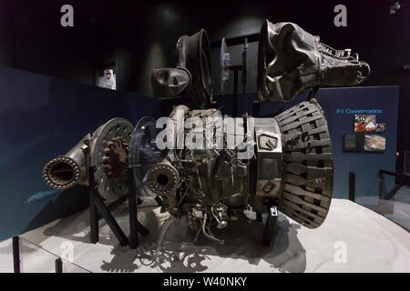 Rocketdyne F-1 Engine Components von der Apollo 12 und 16 Missionen auf Anzeige während der 'Ziel Mond' Ausstellung im Museum in Seattle, Washington am 18. Juli 2019. Die Saturn-V-Mondraketen wurden aus den Atlantischen Ozean, wo sie seit über 40 Jahren ruhte erholt. Die Ausstellung, die in Zusammenarbeit mit dem Smithsonian Institution vorgestellt, feiert die Apollo-11-Mission während der 50. Jahrestag der Mondlandung. Stockfoto