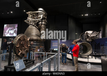 Rocketdyne F-1 Engine Components von der Apollo 12 und 16 Missionen auf Anzeige während der 'Ziel Mond' Ausstellung im Museum in Seattle, Washington am 18. Juli 2019. Die Saturn-V-Mondraketen rechts wurden aus den Atlantischen Ozean, wo sie seit über 40 Jahren ruhte erholt. Auf der linken Seite ist eine intakte Motor. Die Ausstellung, die in Zusammenarbeit mit dem Smithsonian Institution vorgestellt, feiert die Apollo-11-Mission während der 50. Jahrestag der Mondlandung Sehenswürdigkeit Stockfoto