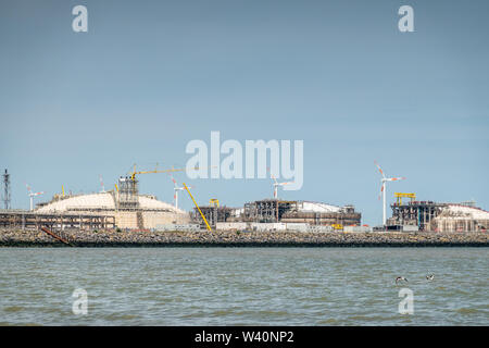 Zeebrugge, Flandern, Belgien - Juni 18, 2019: Nahaufnahme von LNG-Terminal im Hafen von Zeebrugge unter blauem Himmel wie vom Strand in Knokke-Heist gesehen. Stockfoto