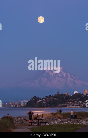 Mt Rainier schwebt über Downtown Tacoma und Beginn der Bucht von Punkt Ruston mit Menschen zu Fuß Stockfoto