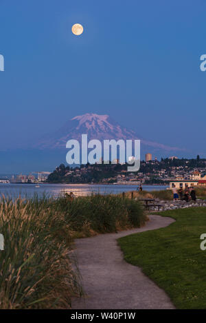 Mt Rainier schwebt über Downtown Tacoma und Beginn der Bucht von Punkt Ruston mit Menschen zu Fuß Stockfoto