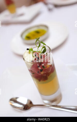 Nahaufnahme eines Hauptgericht, Thunfisch Mousse im Glas serviert Stockfoto
