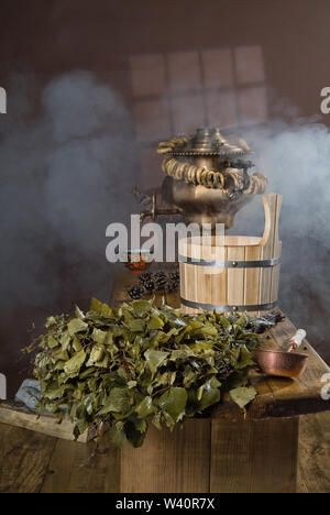 Russische traditionelle Badewanne Zubehör auf einem hölzernen Hintergrund Stockfoto