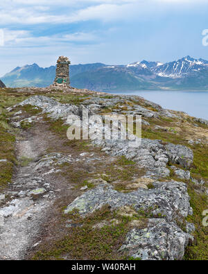 Besucher der Insel Senja in Norwegen kann eine moderate Wanderung auf den Gipfel des Tonnerten in der Nähe der Stadt Rodsandfor tolle Aussicht auf die Berge. Stockfoto