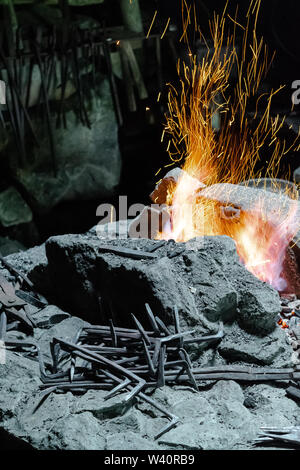 Die Besucher der Wikinger Museum in den Lofoten in Norwegen können alte Methoden der Hand beobachten - Schmieden Metall und Stahl Werkzeuge. Stockfoto