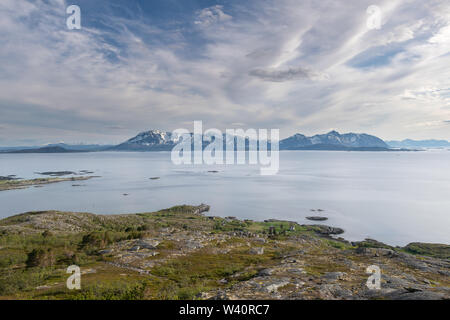 Der norwegischen Insel Andoya erscheint in der Ferne wie aus auf einem Berg auf der Insel Senja gesehen. Stockfoto