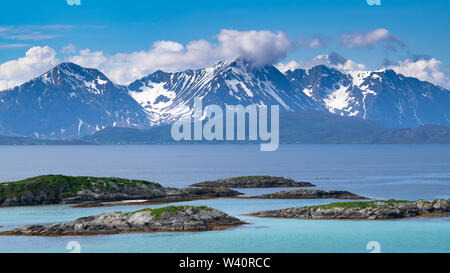 Die Besucher der arktischen Insel Senja im Norden Norwegens sind mit atemberaubendem Bergblick behandelt, kristallklarem Wasser und weißen Sandstränden. Stockfoto