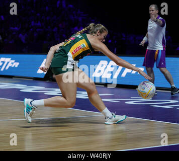 Liverpool, Großbritannien. 18 Juli, 2019. Izette Griesel aus Südafrika in Aktion während der Vitalität Netball Wm 2019 Match zwischen Südafrika und England bei M&S Bank Arena in Liverpool. Final Score: Südafrika 47 - 58 England. Credit: SOPA Images Limited/Alamy leben Nachrichten Stockfoto