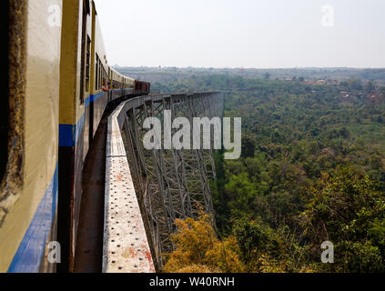 Hsipaw, Myanmar - Feb 23, 2016. Zug passiert den berühmten Viadukt Goteik zwischen Pyin Oo Lwin und Hsipaw im Shan Staat, Myanmar. Stockfoto