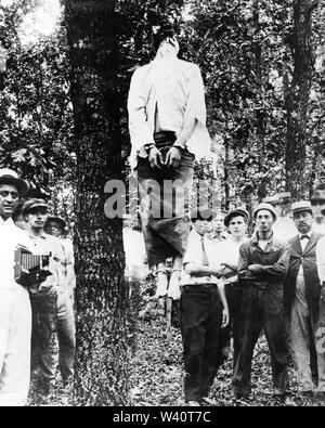 Lynchmord an Leo Frank, Frey's Hill (Frey's Mill?) Cobb County, Georgia, am Morgen des 17. August 1915. Der Mann auf der rechten Seite in der strohhut ist Newton A. Morris. Stockfoto