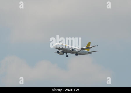 Bangkok, Thailand - 21.April 2018. Royal Brunei Airlines V8-RBS Airbus A320-Landung in Bangkok Suvarnabhumi International Airport (BKK). Stockfoto