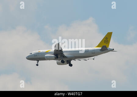 Bangkok, Thailand - 21.April 2018. Royal Brunei Airlines V8-RBS Airbus A320-Landung in Bangkok Suvarnabhumi International Airport (BKK). Stockfoto