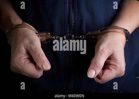 Gefangene Frau mit Handschellen in ihre Arme Stockfoto