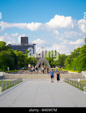 Hiroshima Peace Memorial Park (広島平和記念公園 Hiroshima Heiwa Kinen Kōen), mit dem Denkmal Centograph, Frieden Flamme, und A-Bomb Dome. Hiroshima, Japan. Stockfoto