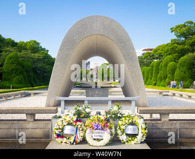 Hiroshima Peace Memorial Park (広島平和記念公園 Hiroshima Heiwa Kinen Kōen), mit dem Denkmal Centograph, Frieden Flamme, und A-Bomb Dome. Hiroshima, Japan. Stockfoto