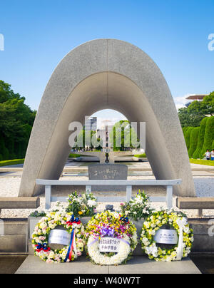 Hiroshima Peace Memorial Park (広島平和記念公園 Hiroshima Heiwa Kinen Kōen), mit dem Denkmal Centograph, Frieden Flamme, und A-Bomb Dome. Hiroshima, Japan. Stockfoto