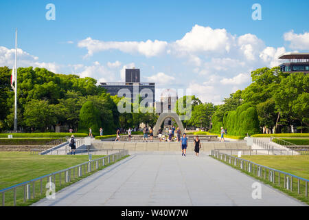 Hiroshima Peace Memorial Park (広島平和記念公園 Hiroshima Heiwa Kinen Kōen), mit dem Denkmal Centograph, Frieden Flamme, und A-Bomb Dome. Hiroshima, Japan. Stockfoto