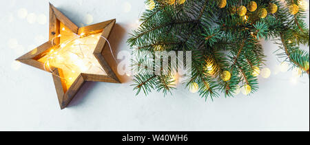 Weihnachten festliche Hintergrund. Tannenzweigen, Girlanden, das Neue Jahr Spielzeug auf einer hölzernen Hintergrund Banner Stockfoto