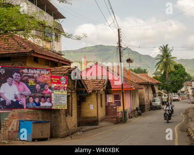 25 Jun 2019 altes Haus und Hanuman Tempel auf Straße nach Matheran Hill im Hintergrund der Western Ghats Neral raigdh Maharashtra INDIEN Stockfoto