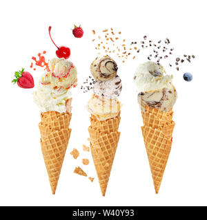 Vielzahl von Eis Schaufeln in der Waffel mit Schokolade, Vanille und Erdbeere auf weißem Hintergrund Stockfoto