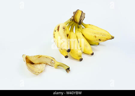 Kleine gelbe Bananen isoliert auf weißem Hintergrund Stockfoto