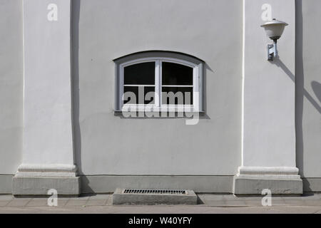 Die weiße Kunststoffabdeckung arch Kleine moderne Fenster, Laterne und Spalten in ein altes, aber renoviertes Haus Stockfoto
