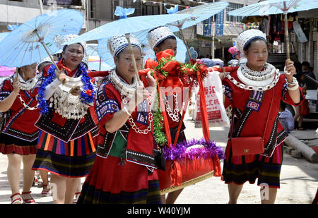 Guizhou, China. 19 Juli, 2019. Die Menschen im Dorf, kitang kitang Stadt, kaili Stadt, Provinz Guizhou die traditionelle Miao Festival'' Essen neue Festival'' begrüßt. Fast 1.000 Miao Menschen aus umliegenden Dörfern zusammen in ihrer vollen Kostümen versammelt das Festival durch das Singen Miaosongs und paradieren in Kostümen zu feiern. Die ''Essen neue Festival" ist ein Festival, wo lokale Miao Menschen eine gute Ernte von Reis wünschen, und es ist auch ein Festival, wo unverheiratete junge Männer und Frauen der Miao ethnische Gruppe auf der Suche nach Liebe sind. Credit: ZUMA Press, Inc./Alamy leben Nachrichten Stockfoto