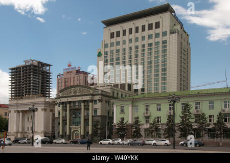 Öffentlichen und privaten Gebäude auf Sukhbaatar Platz in der Innenstadt von Ulaanbaatar (Ulan Bator), die mongolische Hauptstadt Stockfoto