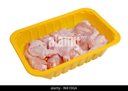 Hühnerfleisch frisch Flügel mit Knochen und Haut im Standard geöffnet Kunststoff gelb Container. Auf weissem Makro isoliert Stockfoto