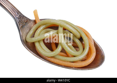 In der alten goldenen Löffel gibt es einen kleinen Haufen von Essen zubereiteten italienischen Spaghetti mit Butter. Auf weissem studio Makro isoliert Stockfoto