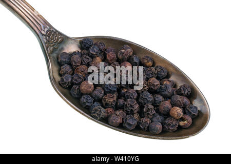 In der alten goldenen Löffel gibt es einen kleinen Haufen von Essen - Trocken schwarze Pfefferkörner. Auf weissem studio Makro isoliert Stockfoto