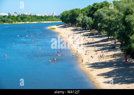 Menschen schwimmen im Sozh Fluss im Sommer. Gomel, Weißrussland Stockfoto