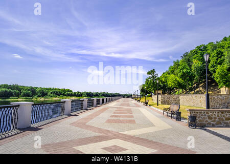 Schön gepflasterter Weg entlang Sozh Fluss in Gomel, Weißrussland Stockfoto