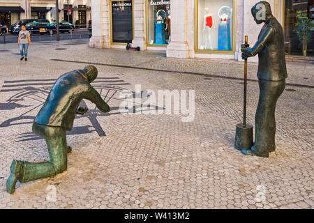 Denkmal für die Fertiger (Monumento ao Calceteiro) Dieses typische Abbildung an der Praça dos Restauradores von Lissabon, Portugal Stockfoto