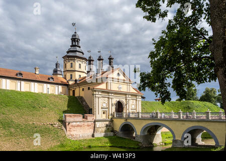 Nesvizh Radziwill Burg Eingang auf hellen Sommertag in Belarus Stockfoto